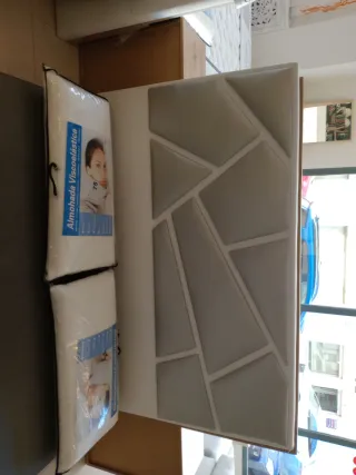 Cabezal de cama gris y blanco