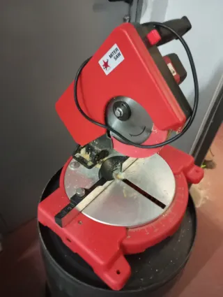 Sierra ingletadora roja