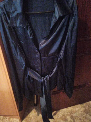 Blusa azul eléctrico con cinturón