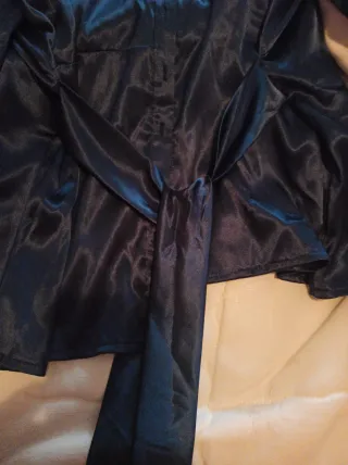 Blusa azul eléctrico con cinturón