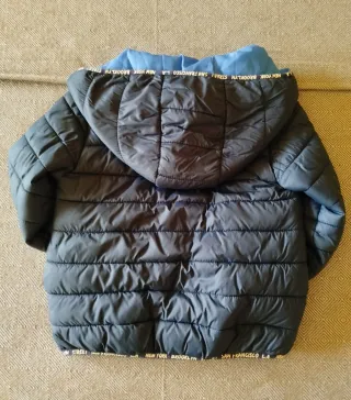 Abrigo niño azul con capucha