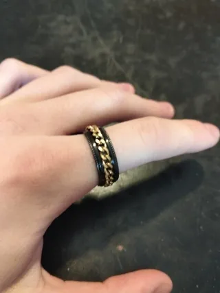 Anillos negros y dorados, normales y giratorios