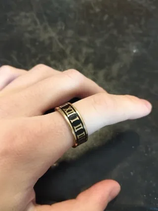 Anillos negros y dorados, normales y giratorios