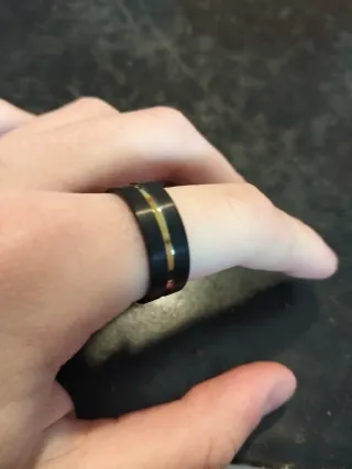 Anillos negros y dorados, normales y giratorios