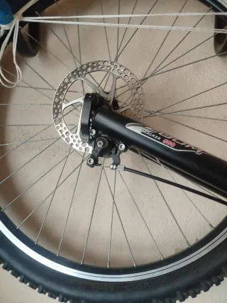 Bicicleta de montaña negra