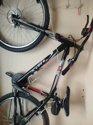 Bicicleta de montaña negra