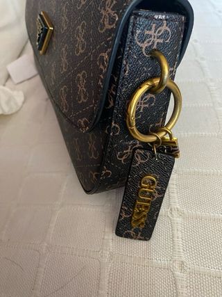 Bolso Guess estampado marrón y dorado