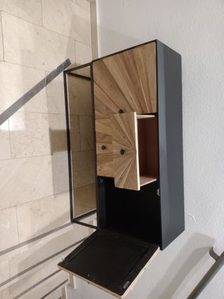 Cómoda de madera y metal