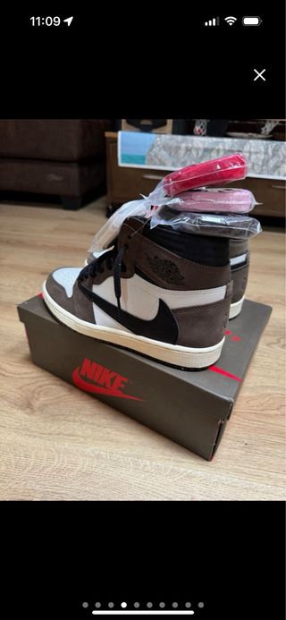 Jordan 1 High Travis Scott Marrón/Blanco SON FAKE