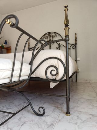 Conjunto de cama hierro forjado y banco pie