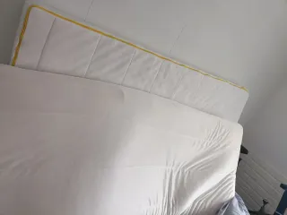 Cama infantil blanca con colchones