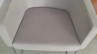 Sillas de diseño beige y plateadas