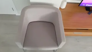 Sillas de diseño beige y plateadas