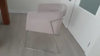 Sillas de diseño beige y plateadas