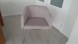 Sillas de diseño beige y plateadas