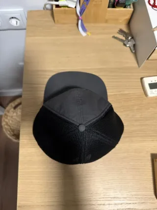 Gorra negra Decathlon con parche