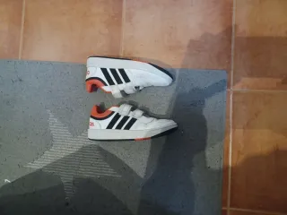 Zapatillas Adidas Blancas y Rojas Velcro