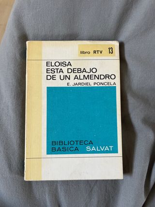 Eloísa esta debajo de un almendro
