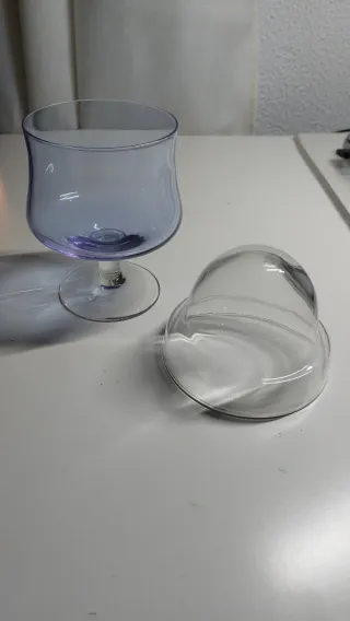 Copas de cóctel azuladas y transparentes