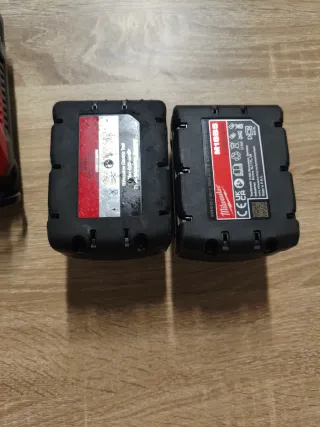 Carregador Milwaukee M12-18FC e Baterias