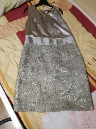 Vestido de fiesta plateado sin mangas