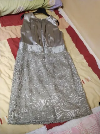 Vestido de fiesta plateado sin mangas