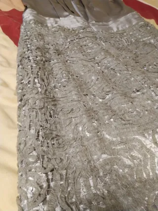 Vestido de fiesta plateado sin mangas