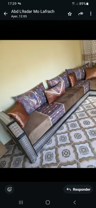 Sofá árabe marrón y dorado