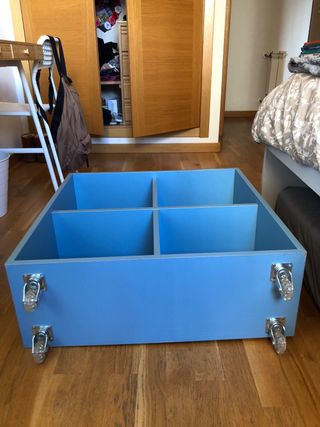 Estantería azul 4 cubos