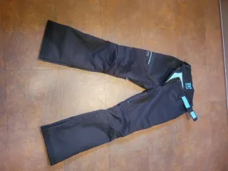 Pantalón de Nieve y Esquí Negro totalmente nuevo.