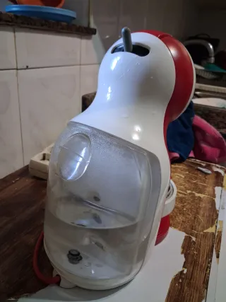 Cafetera Dolce Gusto Roja y Blanca