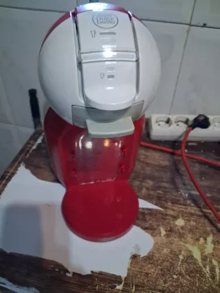 Cafetera Dolce Gusto Roja y Blanca