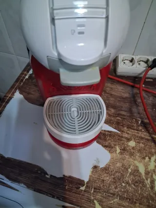 Cafetera Dolce Gusto Roja y Blanca