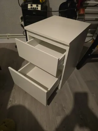 Mesita de noche blanca