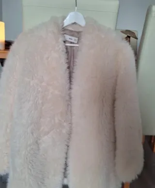 Abrigo efecto pelo Mango beige