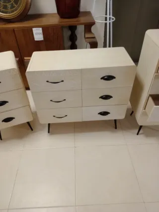 Cómoda beige y blanca con patas metálicas