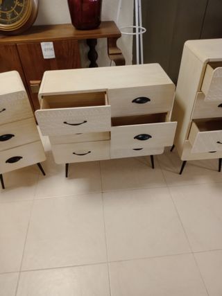 Cómoda beige y blanca con patas metálicas