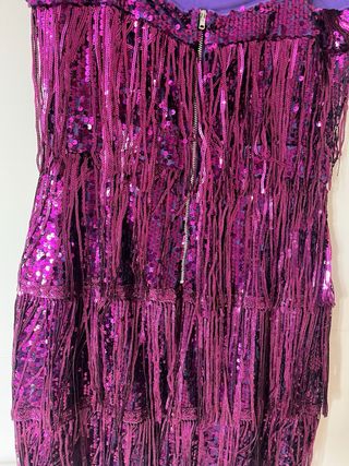 Vestido fiesta lentejuelas violeta brillante.