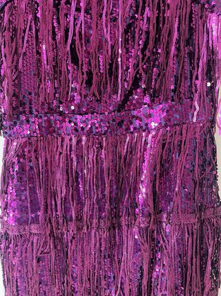 Vestido fiesta lentejuelas violeta brillante.