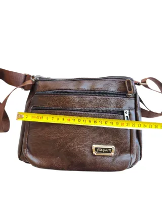Bolso bandolera marrón con múltiples bolsillos