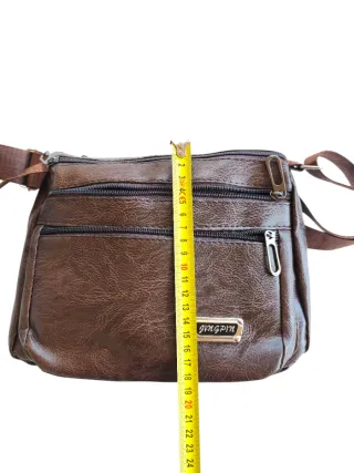 Bolso bandolera marrón con múltiples bolsillos