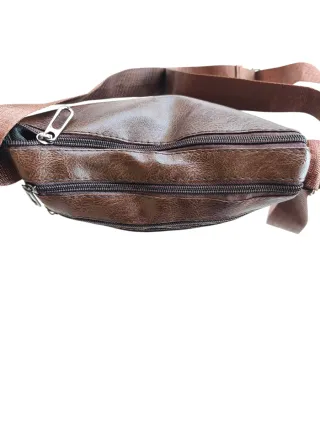 Bolso bandolera marrón con múltiples bolsillos