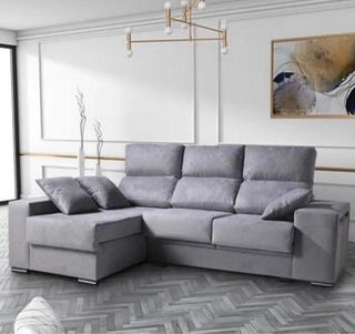 Sofa gris claro con árcon