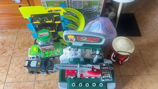 Lote de Juguetes: Camiones, Herramientas y Más