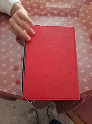 Tablet con funda roja nueva y bonita