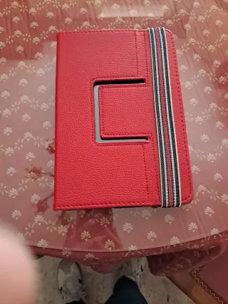 Tablet con funda roja nueva y bonita