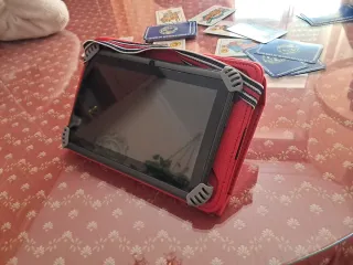 Tablet con funda roja nueva y bonita