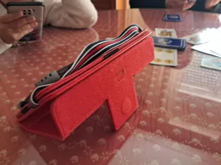 Tablet con funda roja nueva y bonita