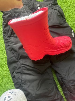 Pantalón y botas de esquí infantiles regalo guante