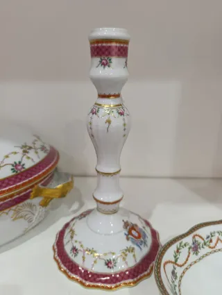 Sopera, candelabros y platos coleccionables.
